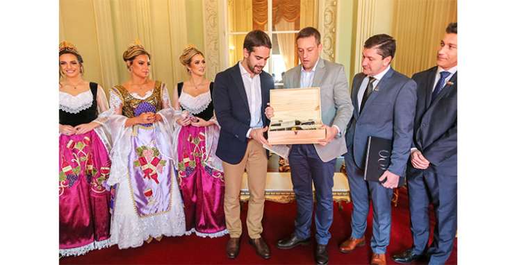 Governador Eduardo Leite confirma presença em ato solene da ExpoBento e Fenavinho