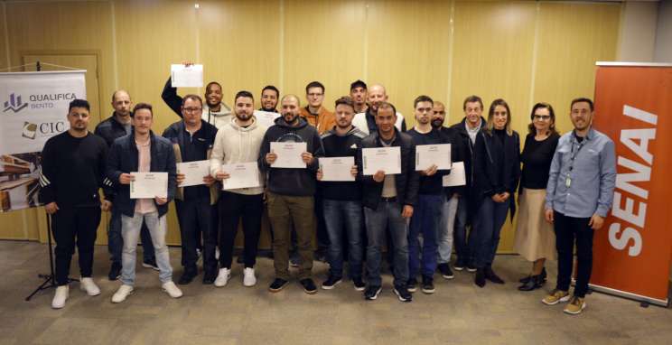 Qualifica Bento diploma alunos em cursos de usinagem