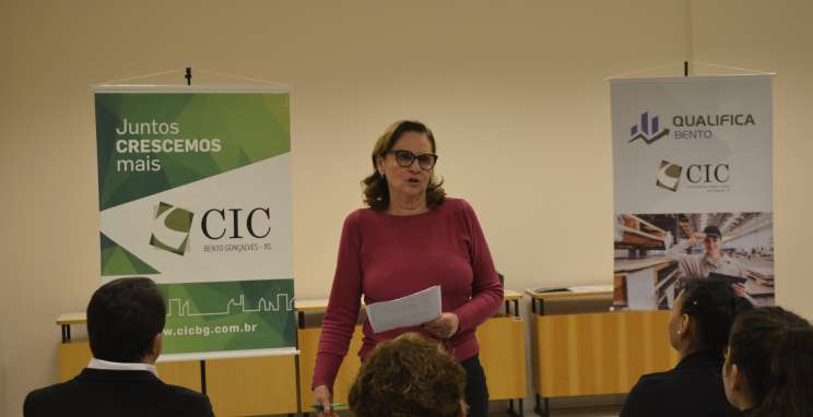 Qualifica Bento certifica alunos do curso de "Dicção, Desinibição e Oratória"