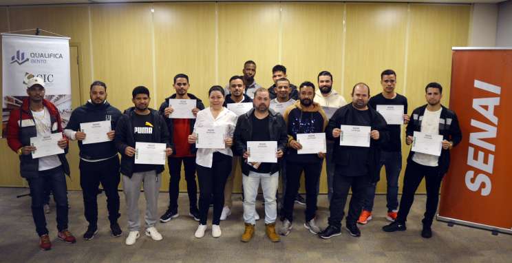 Qualifica Bento diploma alunos em cursos de usinagem