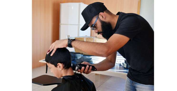 6º BCom e Parceiros Voluntários promovem ação de corte de cabelo com adolescentes