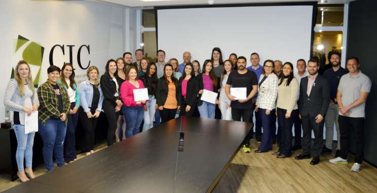 Alunos da primeira turma do Qualifica Bento recebem diploma 