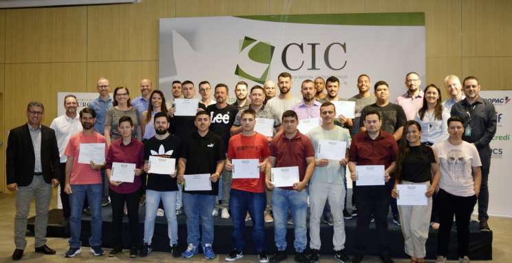 Qualifica Bento entrega diploma para alunos de dois cursos