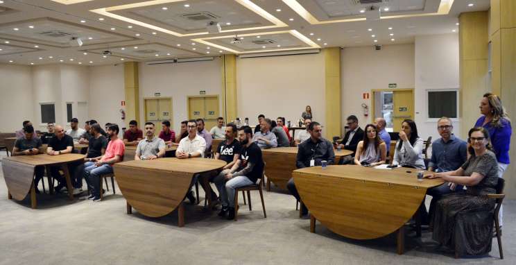 Qualifica Bento entrega diploma para alunos de dois cursos