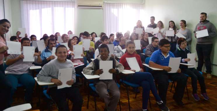 Ação da Parceiros Voluntários estimula criatividade para alunos da APAE