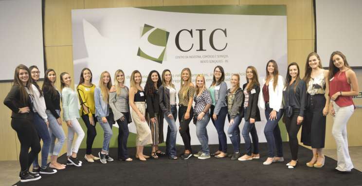 Candidatas a soberanas da Fenavinho iniciam agenda pré-concurso