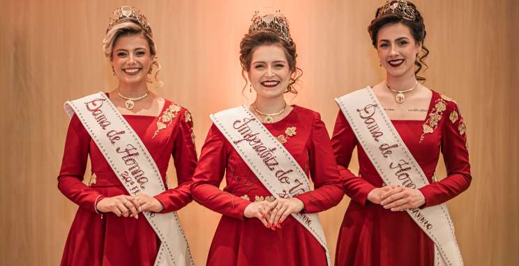 Corte da 21ª Fenavinho: a Imperatriz do Vinho, Laura Strozak, e as Damas de Honra Yasmin Barbacovi e Graziele Miszevski - Crédito: Cesar Silvestro