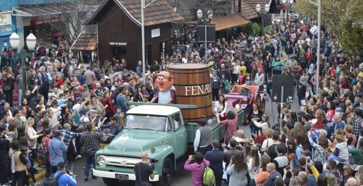 Fenavinho celebra a alegria do imigrante com desfile alegórico 