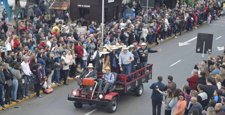 Fenavinho celebra a alegria do imigrante com desfile alegórico 