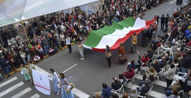 Fenavinho celebra a alegria do imigrante com desfile alegórico 