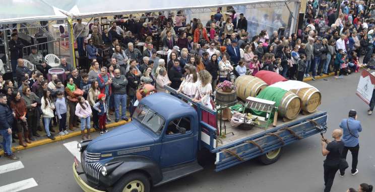 Fenavinho celebra a alegria do imigrante com desfile alegórico 