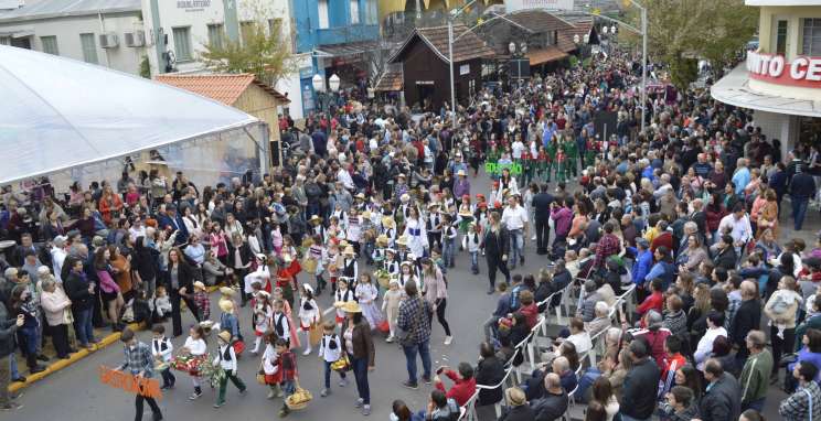 Fenavinho celebra a alegria do imigrante com desfile alegórico 