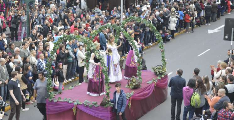 Fenavinho celebra a alegria do imigrante com desfile alegórico 