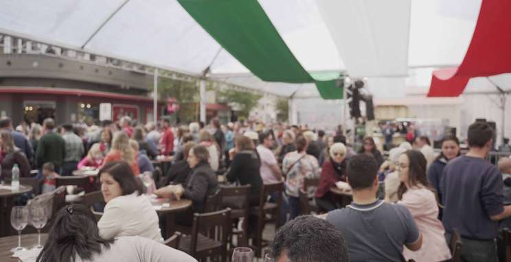 Fenavinho celebra a alegria do imigrante com desfile alegórico 