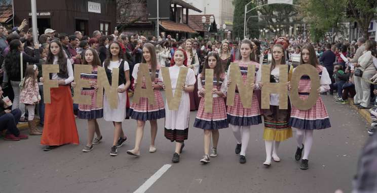 Fenavinho celebra a alegria do imigrante com desfile alegórico 