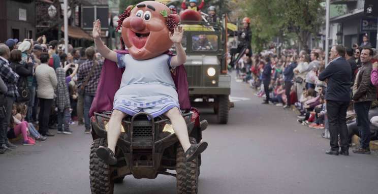Fenavinho celebra a alegria do imigrante com desfile alegórico 
