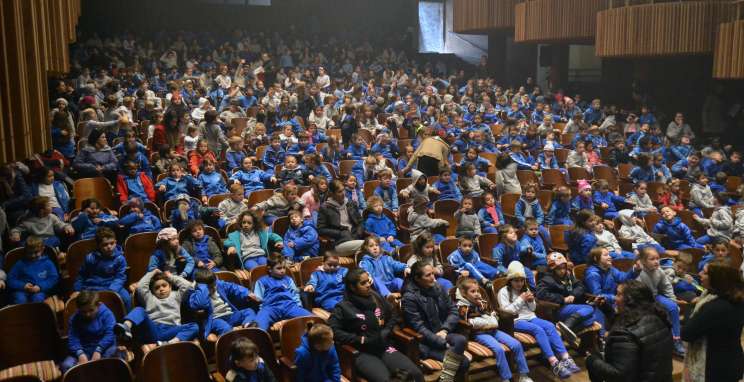 Peça teatral ‘A menina da biblioteca’ encanta mais de 2,2 mil alunos em Bento Gonçalves