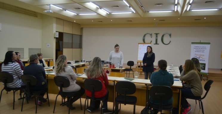 Parceiros Voluntários presenteia mães com aula de automaquiagem