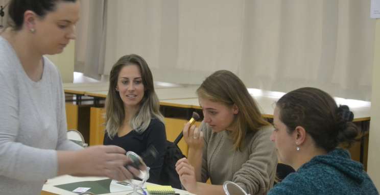Parceiros Voluntários presenteia mães com aula de automaquiagem