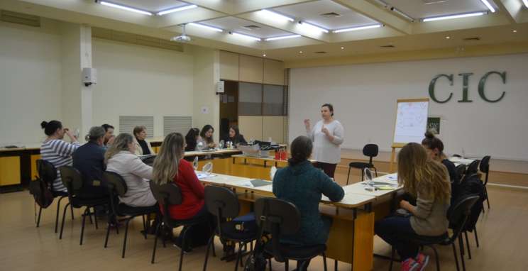 Parceiros Voluntários presenteia mães com aula de automaquiagem