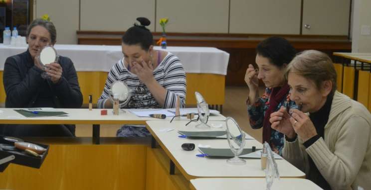 Parceiros Voluntários presenteia mães com aula de automaquiagem