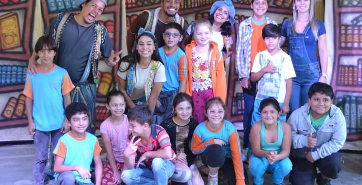 Projeto ‘Viajando Pelo Mundo do Teatro’ amplia apresentações nas escolas em maio