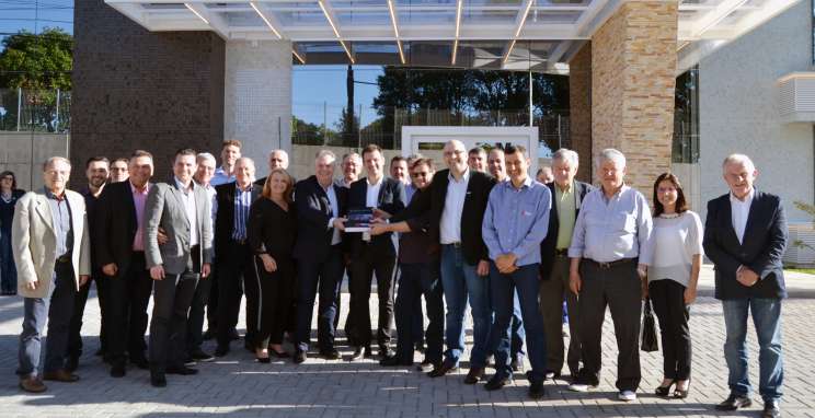 CIC-BG, Sindmóveis e Movergs recebem chaves do Centro Empresarial de Bento Gonçalves