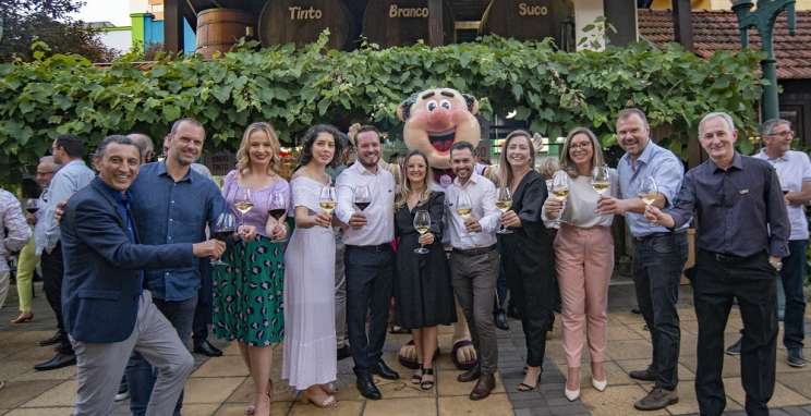 Vinho Encanado brinda aniversário de 55 anos da Fenavinho em Bento Gonçalves