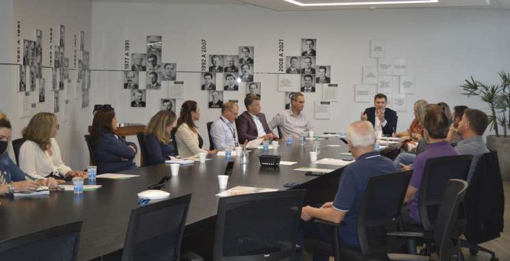 Nas fotos, registro da reunião.  Crédito: Exata Comunicação, Tiago Garziera