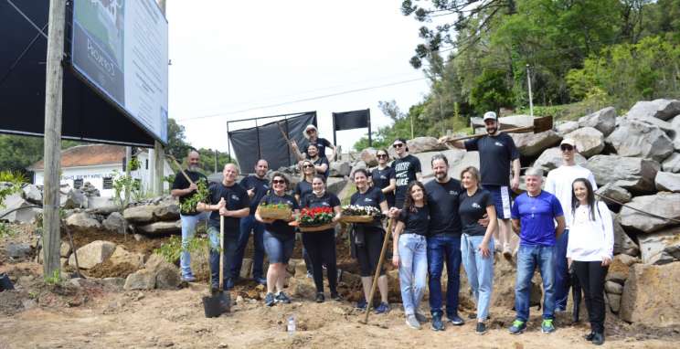 Empresa doa mudas de árvores e flores para parque adaptado a pessoas com deficiência