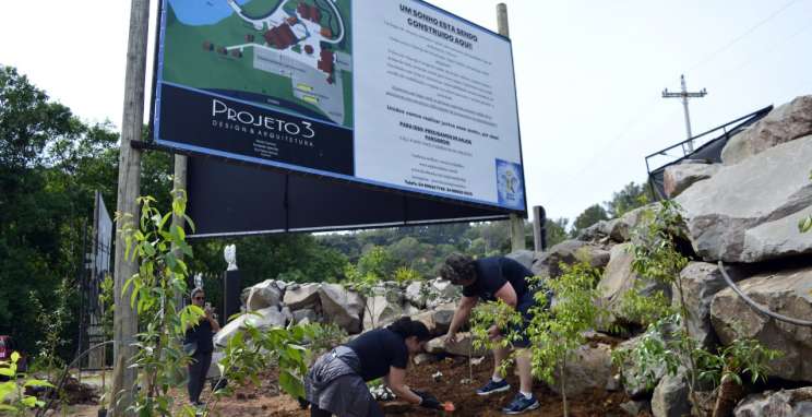 Empresa doa mudas de árvores e flores para parque adaptado a pessoas com deficiência