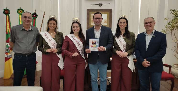 Comitiva entrega convite para abertura da 33ª ExpoBento e 20ª Fenavinho ao prefeito de Bento Gonçalves