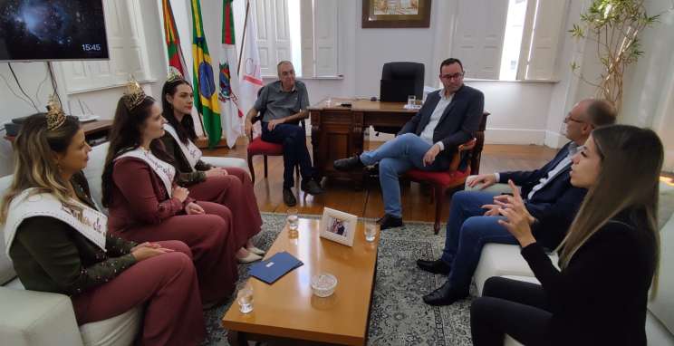 Comitiva entrega convite para abertura da 33ª ExpoBento e 20ª Fenavinho ao prefeito de Bento Gonçalves