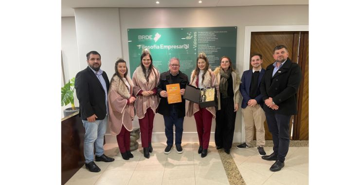 Comitiva de ExpoBento e Fenavinho entrega convites oficiais a autoridades políticas em Porto Alegre