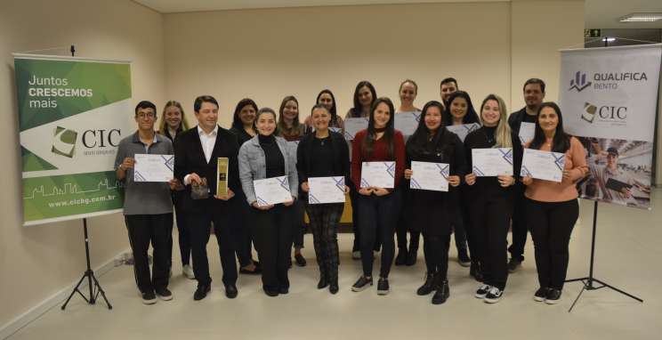 Qualifica Bento certifica alunos do curso de "Dicção, Desinibição e Oratória"