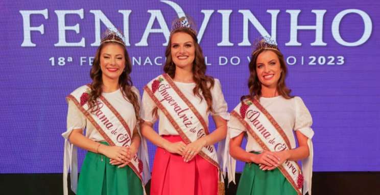 Ana Paula Côrtes Foresti é a Imperatriz da 18ª Fenavinho, Thaís Dall'Osbel Centenaro e Liege Sobirai as Damas de Honra