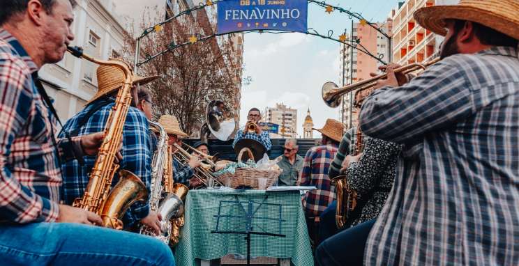 Distritos revitalizam orgulho do colono no Desfile Cultural da 18ª Fenavinho