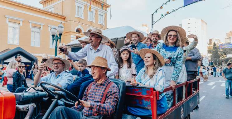 Distritos revitalizam orgulho do colono no Desfile Cultural da 18ª Fenavinho