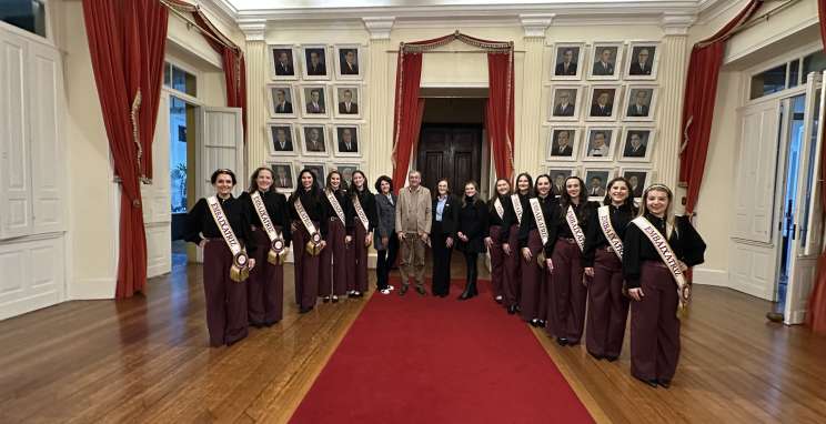 Candidatas à corte da 22ª Fenavinho visitam o prefeito de Bento Gonçalves