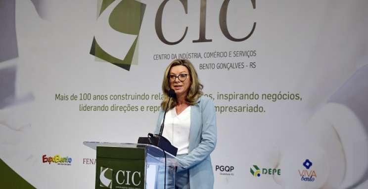 Em palestra no CIC-BG, Adriano Silva e Fabíola Saretta abordaram oportunidades com a nova economia