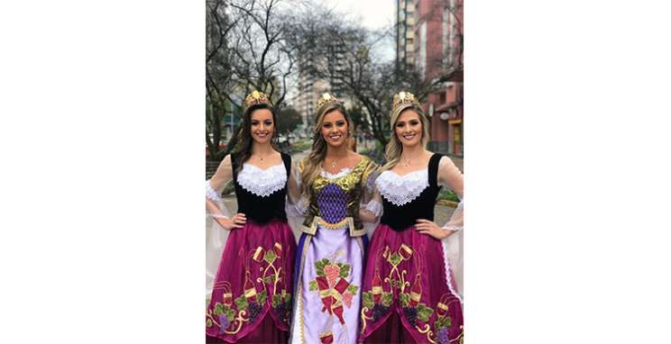 Corte da 16ª Fenavinho desfila com trajes oficiais