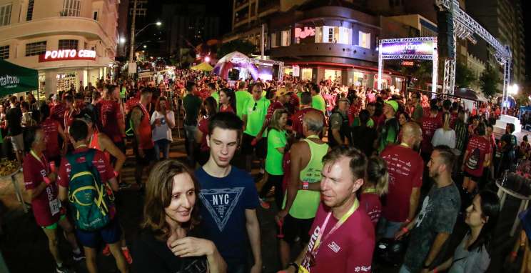 Sparkling Night Run celebra quinta edição com mais de 700 participantes