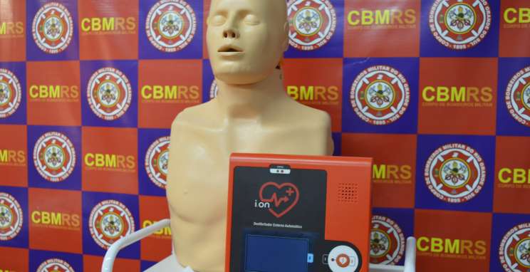 O Corpo de Bombeiros recebeu um desfibrilador e um manequim para treinamento de reanimação cardiopulmonar - Crédito Alessandro Manzoni, Exata Comunicação.