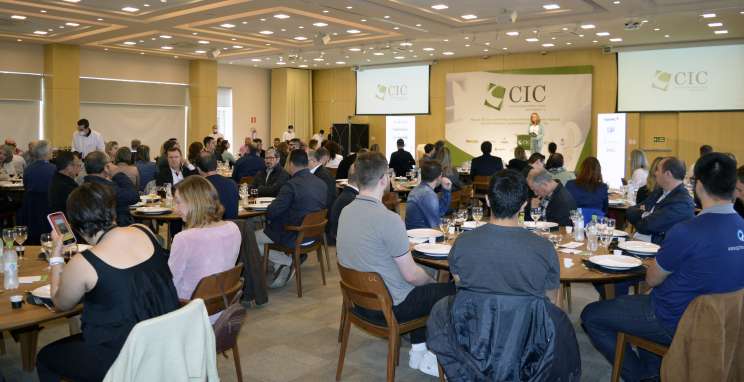 Em palestra no CIC-BG, Adriano Silva e Fabíola Saretta abordaram oportunidades com a nova economia