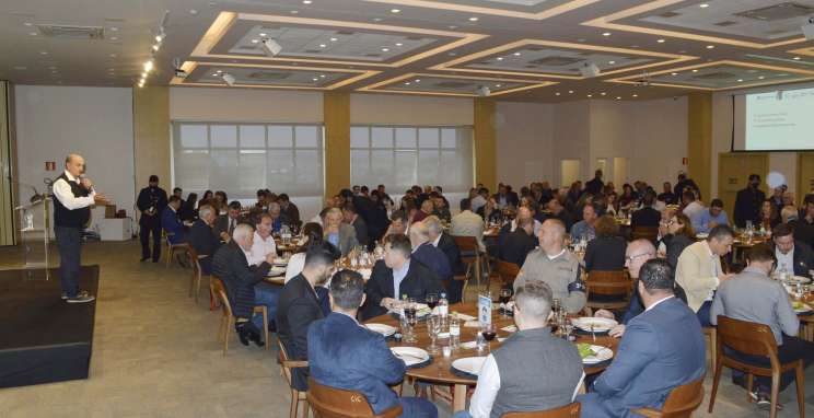 "Emprego garante o presente, e educação garante o futuro", diz Argenta no CIC-BG