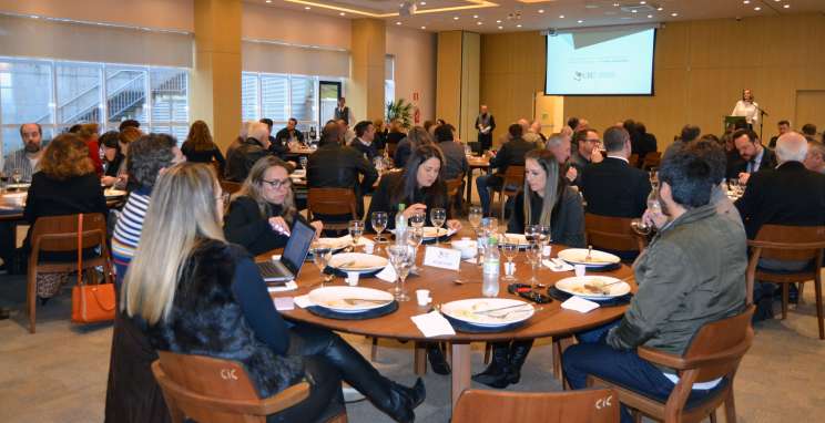 “Precisamos falar sobre política”, diz Simone Leite