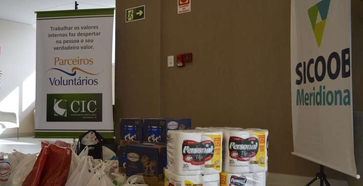 CIC-BG recebe doações de alimentos e agasalhos do Sicoob Meridional