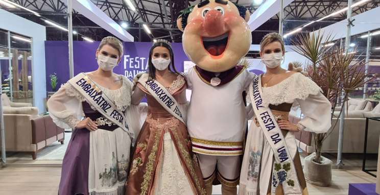 Comitiva divulga 30ª ExpoBento e 17ª Fenavinho em Caxias do Sul, em visita a Festa da Uva