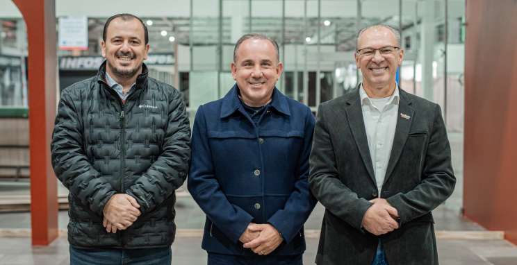 Alexandre Miolo, coordenador da 20ª Fenavinho, Carlos Lazzari, presidente do CIC-BG, e César Anderle, diretor-geral da 33ª ExpoBento Crédito: César Silvestro