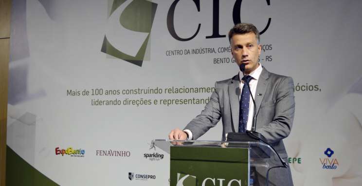 "Emprego garante o presente, e educação garante o futuro", diz Argenta no CIC-BG